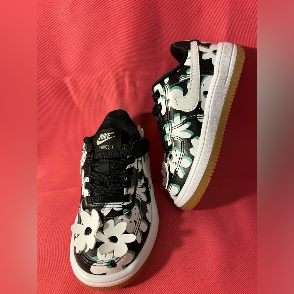 Nike Kids Floral Black and White Shoes - Picture 14 of 15